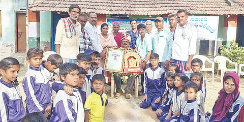 ಕಿಕ್ಕೇರಿ ಹೋಬಳಿಯ ಊಗಿನಹಳ್ಳಿ ಗ್ರಾಮದಲ್ಲಿ ಗಾಯಕ ಡಾ. ಕಿಕ್ಕೇರಿ ಕೃಷ್ಣಮೂರ್ತಿ ಅವರಿಗೆ ಮಂಗಳವಾರ ಪರಿಸರ ಸಂರಕ್ಷಣಾ ಸಮಿತಿಯಿಂದ ಪರಿಸರ ರತ್ನ ಪ್ರಶಸ್ತಿ ನೀಡಿ ಗೌರವಿಸಿದರು. ವೆಂಕಟೇಶ್, ಅಭಿಷೇಕ್, ಪುಟ್ಟೇಗೌಡ, ಮಹೇಶ್, ಶಿಲ್ಪಾ, ಬಸವರಾಜು, ಕಾವೇರಮ್ಮ, ಮಹದೇವಪ್ಪ ಇದ್ದರು.  