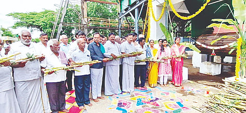 ಮಾಕವಳ್ಳಿಯ ಹೇಮಗಿರಿ ಶುಗರ್ಸ್‌ ಕಾರ್ಖಾನೆಯಲ್ಲಿ ಕಬ್ಬು ಅರೆಯುವಿಕೆಗೆ ಎಜಿಎಂ ಆರ್.ವರದರಾಜನ್ ಚಾಲನೆ ನೀಡಿದರು. ಪಿ.ಎಸ್.ಮೇಯನ್, ಅಶೋಕ್‌ಕುಮಾರ್, ಕಾಯಿ ಮಂಜೇಗೌಡ, ಕುಮಾರ್, ಮಂಜುನಾಥ್ ಇದ್ದರು. 