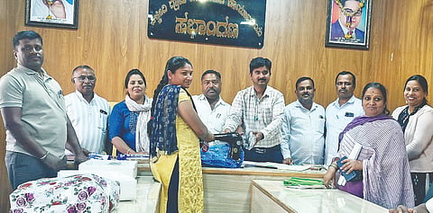 ಕಿಕ್ಕೇರಿ ಗ್ರಾಪಂ. ವತಿಯಿಂದ ಎಸ್‌ಸಿ, ಎಸ್‌ಟಿ ಅರ್ಹ ಫಲಾನುಭವಿಗಳಿಗೆ ಸೋಮವಾರ ಹೊಲಿಗೆ ಯಂತ್ರ ವಿತರಿಸಲಾಯಿತು. ಕೆ.ಬಿ. ಚಂದ್ರಶೇಖರ್, ರೇಣುಕಮ್ಮ, ಸಿ. ಚಲುವರಾಜು, ಸದಸ್ಯರು ಹಾಜರಿದ್ದರು. 