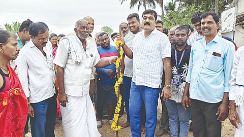ಕಿಕ್ಕೇರಿ ಹೋಬಳಿಯ ಗಂಗೇನಹಳ್ಳಿ ಗ್ರಾಮದಲ್ಲಿ ಸುಮಾರು 50 ಲಕ್ಷ ರೂ. ವೆಚ್ಚದಲ್ಲಿ ಕೈಗೊಳ್ಳಲಾಗುತ್ತಿರುವ ರಸ್ತೆ ಮತ್ತು ಚರಂಡಿ ಅಭಿವೃದ್ಧಿ ಕಾಮಗಾರಿಗೆ ಶಾಸಕ ಎಚ್.ಟಿ. ಮಂಜು ಇತ್ತೀಚೆಗೆ ಭೂಮಿಪೂಜೆ ನೆರವೇರಿಸಿದರು. ಕೃಷ್ಣಯ್ಯ,  ಮಂಜೇಗೌಡ, ಶೇಖರ್ ಇತರರಿದ್ದರು. 
