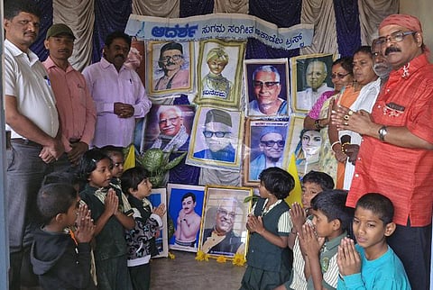 ಕಿಕ್ಕೇರಿಯಲ್ಲಿ ಆದರ್ಶ ಸುಗಮ ಸಂಗೀತಾ ಅಕಾಡೆಮಿ, ಕನ್ನಡ ಕಲಾ ಸಂಘದಿಂದ ಮಂಗಳವಾರ  ಮರೆಯಲಾಗದ ಮಹನೀಯರು ಕಾರ್ಯಕ್ರಮ ಆಯೋಜಿಸಲಾಗಿತ್ತು. ಕಿಕ್ಕೇರಿ ಕೃಷ್ಣಮೂರ್ತಿ, ಮಾದಾಪುರ ಸುಬ್ಬಣ್ಣ, ವೆಂಕಟೇಶ್, ವಕೀಲ ರಾಜೇಶ್ ಮತ್ತಿತರರಿದ್ದರು. 