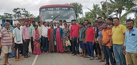 ಕಿಕ್ಕೇರಿ ಹೋಬಳಿಯ ಮಾದಾಪುರ ಗೇಟ್ ಬಳಿ ಬಸ್ ನಿಲುಗಡೆಗಾಗಿ ಗಾಮಸ್ಥರು ಮಂಗಳವಾರ ಪ್ರತಿಭಟನೆ ನಡೆಸಿದರು. ರಾಮಕೃಷ್ಣೇಗೌಡ, ನಾಗೇಗೌಡ, ರಾಜೇಗೌಡ, ವೆಂಕಟೇಶ್, ಸಣ್ಣೇಗೌಡ, ಪ್ರದೀಪ್ ಮತ್ತಿತರರಿದ್ದರು. 