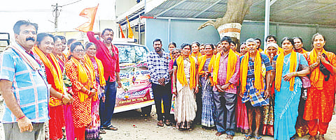 ಕಿಕ್ಕೇರಿಯ ಮಂಜುನಾಥಸ್ವಾಮಿ ಪಾದಯಾತ್ರೆ ಸೇವಾ ಸಮಿತಿಯಿಂದ ಸೋಮವಾರ ಧರ್ಮಸ್ಥಳಕ್ಕೆ ಪಾದಯಾತ್ರೆ ಕೈಗೊಳ್ಳಲಾಯಿತು. ಮಂಜು, ಹೋಬಳಿಯ ವಿವಿಧ ಗ್ರಾಮಗಳ ಸದ್ಭಕ್ತರು ಹಾಜರಿದ್ದರು.