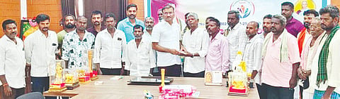 ಕಿಕ್ಕೇರಿ ಹೋಬಳಿಯ ಲಿಂಗಾಪುರ ಗ್ರಾಮದಲ್ಲಿ ನೂತನವಾಗಿ ನಿರ್ಮಾಣವಾಗುತ್ತಿರುವ ಕನ್ನಂಬಾಡಮ್ಮ ದೇಗುಲ ಅಭಿವೃದ್ಧಿಗಾಗಿ ಆರ್‌ಟಿಒ ಮಲ್ಲಿಕಾರ್ಜುನ ಶನಿವಾರ ಆರ್ಥಿಕ ನೆರವು ನೀಡಿದರು. ಕೆಂಗಯ್ಯ, ಬಸಪ್ಪ, ಬಸವಯ್ಯ, ಶಂಕರಯ್ಯ ಇದ್ದರು. 