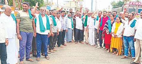 ಪಾಂಡವಪುರ ಪಟ್ಟಣದ ಐದು ದೀಪದ ವೃತ್ತದಲ್ಲಿ ರೈತ ಸಂಘದ ಕಾರ್ಯಕರ್ತರು ಪ್ರತಿಭಟನೆ ನಡೆಸಿದರು. (