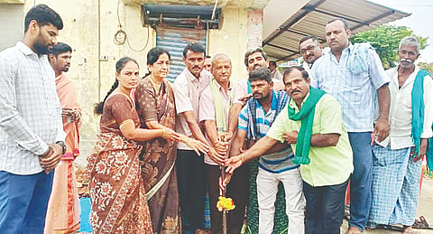 ಪಾಂಡವಪುರ ತಾಲೂಕಿನ ಅರಳಕುಪ್ಪೆ ಹಾಲು ಉತ್ಪಾದಕರ ಸಹಕಾರ ಸಂಘದಲ್ಲಿ ಹೆಚ್ಚುವರಿ ಕಟ್ಟಡ ನಿರ್ಮಾಣ ಕಾಮಗಾರಿಗೆ ಭೂಮಿ ರೈತ ಸಂಘದ ನಾಯಕಿ ಸುನಿತಾ ಪುಟ್ಟಣ್ಣಯ್ಯ, ಡೇರಿ ಅಧ್ಯಕ್ಷ ಎ.ಜೆ.ಜಗದೀಶ್ ಭೂಮಿ ಪೂಜೆ ನೆರವೇರಿಸಿದರು. ಪಿ.ಕೆ.ಪದ್ಮಮ್ಮ, ಎಸ್.ಸೋಮೇಗೌಡ, ಎ.ಎಸ್.ಕೀರ್ತಿ ಹರ್ಷ, ನಾರಾಯಣ, ಎ.ಆರ್.ಕೆಂಪೂಗೌಡ, ಎ.ಆರ್.ಅಲೋಕ, ಕೆ.ನಾಗರಾಜು ಇತರರಿದ್ದರು.