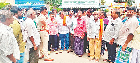 ಪಾಂಡವಪುರ ಪಟ್ಟಣದ ಡಾ.ರಾಜ್‌ಕುಮಾರ್ ವೃತ್ತದಲ್ಲಿ ವಾಹನಗಳಿಗೆ ಅನುಕೂಲವಾಗುವಂತೆ ಮಾರ್ಗಸೂಚಿ ಸೂಚನಾ ಫಲಕ ಹಾಕುವಂತೆ ಹಾಗೂ ರಸ್ತೆಗೆ ಸ್ಪೀಡ್ ಬ್ರೇಕರ್ ಅಳವಡಿಕೆ ಮಾಡುವಂತೆ ಒತ್ತಾಯಿಸಿ ಬಿಜೆಪಿ ಮುಖಂಡ ಎಚ್.ಎನ್.ಮಂಜುನಾಥ್ ನೇತೃತ್ವದಲ್ಲಿ ಸಾರ್ವಜನಿಕರು ಪ್ರತಿಭಟನೆ ನಡೆಸಿದರು.ಲೋಕೇಶ್, ವಿಷ್ಣುವಿಠಲ್, ಚನ್ನಕೇಶವ, ಶ್ರೀನಿವಾಸ್, ಮಧುಸೂದನ್ ಇತರರು ಇದ್ದರು.
