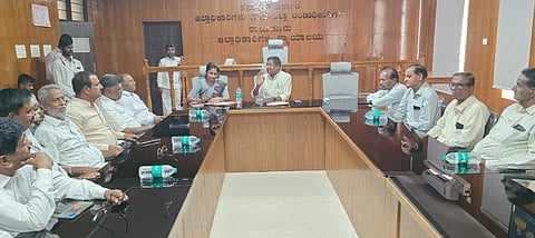 ರಾಯಚೂರಿನ ಜಿಲ್ಲಾಡಳಿತ ಭವನದಲ್ಲಿ  ಗುರುವಾರ ಎಡಿಸಿ ಶಿವಾನಂದ ಭಜಂತ್ರಿ ಅಧ್ಯಕ್ಷತೆಯಲ್ಲಿ ಬಸವಣ್ಣ ಜಯಂತಿ ಪೂರ್ವಭಾವಿ ಸಭೆ ನಡೆಯಿತು. ಕನ್ನಡ ಮತ್ತು ಸಂಸ್ಕೃತಿ ಇಲಾಖೆಯ ಸಹಾಯಕ ನಿರ್ದೇಶಕಿ ಉತ್ತರಾದೇವಿ, ಸಮಾಜದ ಮುಖಂಡರಾದ ಶಿವಾನಂದ ಚೌಕಿ, ಚಂದ್ರಶೇಖರ ಪಾಟೀಲ ಮಿರ್ಜಾಪುರ, ಪರಮೇಶ್ವರ ಸಾಲಿಮಠ, ನಾಗೇಶ್ವರಪ್ಪ, ಬಸವರಾಜ, ಚೆನ್ನಬಸವಣ್ಣ, ಜೆ.ಬಸವರಾಜ, ಆನಂದ ಪಾಟೀಲ, ಕಲ್ಲಯ್ಯ ಸ್ವಾಮಿ ಇದ್ದರು.