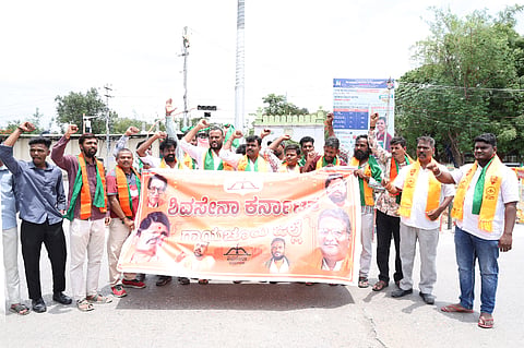 ಮಳೆ ಕೊರತೆಯಿಂದ ಬರ ಪರಿಸ್ಥಿತಿ ಎದುರಿಸುತ್ತಿರುವ ರೈತರು ಹಾಗೂ ಕೃಷಿ ಕಾರ್ಮಿಕರಿಗೆ ತಕ್ಷಣ ನೆರವು ನೀಡಬೇಕೆಂದು ಒತ್ತಾಯಿಸಿ ಶಿವಸೇನಾ ಕಾರ್ಯಕರ್ತರು ಗುರುವಾರ ರಾಯಚೂರಿನ ಡಾ.ಬಿ.ಆರ್.ಅಂಬೇಡ್ಕರ್ ವೃತ್ತದಲ್ಲಿ ಪ್ರತಿಭಟನೆ ಮಾಡಿದರು. ಪ್ರಮುಖರಾದ ಹರೀಶ್ ಮಡಿವಾಳ, ಸಂತೋಷ್ ಗೌಡ ಗುಡಿ, ನರೇಶ್, ಬಾಬು ಗಣೇಶ್, ವೇಣುಗೋಪಾಲ, ರಾಘವೇಂದ್ರ, ಶಾಂತು, ವೀರೇಶ, ಜೆ.ಸಿ. ಹರಿಪ್ರಸಾದ್ ಇದ್ದರು.