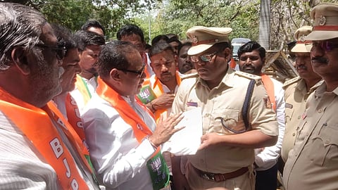 ಅಸ್ಸಾಂ ಚುನಾವಣಾ ಪ್ರಚಾರದ ವೇಳೆ ಕಾಂಗ್ರೆಸ್ ರಾಷ್ಟ್ರೀಯ ಅಧ್ಯಕ್ಷ ಮಲ್ಲಿಕಾರ್ಜುನ ಖರ್ಗೆ  ನೀಡಿದ ವಿವಾದಾತ್ಮಕ ಹೇಳಿಕೆಯನ್ನು ಖಂಡಿಸಿ,ಜಿಲ್ಲಾ ಬಿಜೆಪಿ ಯುವ ಮೋರ್ಚಾ ಘಟಕದಿಂದ ಗುರುವಾರ ರಾಯಚೂರಿ ಎಸ್ಪಿ ಅರುಣಾಂಗ್ಶು ಗಿರಿಗೆ ಮನವಿ ಸಲ್ಲಿಸಿದರು. ನಗರ ಶಾಸಕ ಡಾ.ಶಿವರಾಜ ಪಾಟೀಲ್, ಯುವಮೋರ್ಚಾ ಅಧ್ಯಕ್ಷ ವಿನಾಯಕರಾವ್, ಜಿಲ್ಲಾ ಪ್ರಧಾನ ಕಾರ್ಯದರ್ಶಿ ಸಂತೋಷ ರಾಜಗುರು, ಜಂಬಣ್ಣ, ರವೀಂದ್ರ ಜಲ್ದಾರ ,ಊಟ್ಕರ ರಾಘವೇಂದ್ರ, ಪ್ರದೀಪ್ ಸಾನಬಾಳ , ಜೆ.ಎಂ.ಮೌನೇಶ್ ಇದ್ದರು.