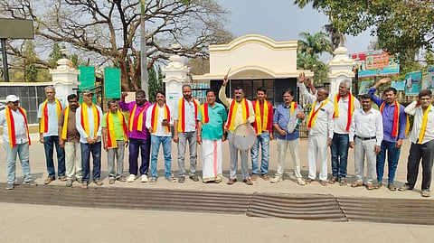 ಚಾಮರಾಜನಗರದ ಜಿಲ್ಲಾಡಳಿತ ಭವನದ ಮುಖ್ಯದ್ವಾರದ ಮುಂಭಾಗ ಕನ್ನಡಪರ ಸಂಘಟನೆ ವತಿಯಿಂದ ತಮಟೆ ಚಳುವಳಿ ನಡೆಸಲಾಯಿತು. ಚಾ.ರಂ.ಶ್ರೀನಿವಾಸ್‌ಗೌಡ, ನಿಜಧ್ವನಿ ಗೋವಿಂದರಾಜು, ಪಣ್ಯದಹುಂಡಿ ರಾಜು, ತಾಂಡವಮೂರ್ತಿ, ಸುರೇಶ್‌ಗೌಡ, ಸುರೇಶ್ ಶೆಟ್ಟಿ, ಪರ್ವತ್ ರಾಜು, ಅಮಚವಾಡಿ ರಾಜು, ಲೋಕೇಶ್, ಶಿವಣ್ಣ ಹೊಸೂರು, ಅರುಣ್‌ಕುಮಾರ್ ಗೌಡ ಇದ್ದರು. 