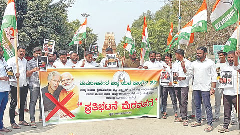 ಚಾಮರಾಜನಗರದ ಶ್ರೀ ಚಾಮರಾಜೇಶ್ವರಸ್ವಾಮಿ ದೇವಸ್ಥಾನದ ಮುಂಭಾಗ ಯುವ ಕಾಂಗ್ರೆಸ್ ಕಾರ್ಯಕರ್ತರು ಪ್ರತಿಭಟನೆ ನಡೆಸಿದರು. ಯೋಗೇಂದ್ರ, ಚಂದನ್, ಅಕ್ಷಯ್ ಕುಮಾರ್, ಶ್ರೀನಿವಾಸ್‌ಶೆಟ್ಟಿ, ಅನಂತ್, ಸಚಿನ್, ಮನು, ದರ್ಶನ್ ಇನ್ನಿತರರಿದ್ದರು. 