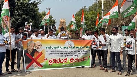 ಚಾಮರಾಜನಗರದ ಶ್ರೀಚಾಮರಾಜೇಶ್ವರಸ್ವಾಮಿ ದೇವಸ್ಥಾನದ ಮುಂಭಾಗ ಯುವ ಕಾಂಗ್ರೆಸ್ ಕಾರ್ಯಕರ್ತರು ಪ್ರತಿಭಟನೆ ನಡೆಸಿದರು. ಯೋಗೇಂದ್ರ, ಚಂದನ್, ಅಕ್ಷಯ್ ಕುಮಾರ್, ಶ್ರೀನಿವಾಸ್‌ಶೆಟ್ಟಿ, ಅನಂತ್, ಸಚಿನ್, ಮನು, ದರ್ಶನ್ ಇನ್ನಿತರರಿದ್ದರು. 