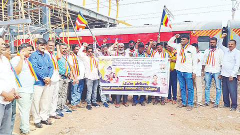 ಚಾಮರಾಜನಗರದ ರೈಲ್ವೆ ನಿಲ್ದಾಣದಿಂದ ಬೌದ್ಧ ಉಪಾಸಕರು ದೆಹಲಿ ಚಲೋನಲ್ಲಿ ಭಾಗವಹಿಸಲು ತೆರಳಿದರು. ಸಿ.ಎಂ.ಕೃಷ್ಣಮೂರ್ತಿ, ಸಿದ್ದರಾಜು, ದಡದಹಳ್ಳಿ ಶಂಕರ್, ಸಿದ್ದರಾಜು, ಬಂಗಾರಸ್ವಾಮಿ, ನಾಗೇಶ್, ಎಂ.ಪುರುಷೋತ್ತಮ್, ಮಲ್ಲೇಶ್, ನಾಗೇಶ್, ಸೋಮಣ್ಣ, ನಾಗರಾಜು ಹಾಗೂ ಇತರರು ಹಾಜರಿದ್ದರು. 