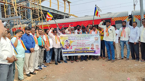 ಚಾಮರಾಜನಗರದ ರೈಲ್ವೆ ನಿಲ್ದಾಣದಿಂದ ಬೌದ್ಧ ಉಪಾಸಕರು ದೆಹಲಿ ಚಲೋನಲ್ಲಿ ಭಾಗವಹಿಸಲು ತೆರಳಿದರು. ಸಿ.ಎಂ.ಕೃಷ್ಣಮೂರ್ತಿ, ಸಿದ್ದರಾಜು, ದಡದಹಳ್ಳಿ ಶಂಕರ್, ಸಿದ್ದರಾಜು, ಬಂಗಾರಸ್ವಾಮಿ, ನಾಗೇಶ್, ಎಂ.ಪುರುಷೋತ್ತಮ್, ಮಲ್ಲೇಶ್, ನಾಗೇಶ್, ಸೋಮಣ್ಣ, ನಾಗರಾಜು ಹಾಗೂ ಇತರರು ಹಾಜರಿದ್ದರು. 