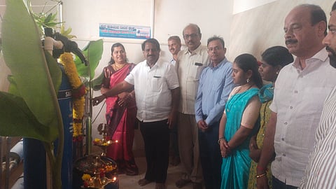 ಹೊಸಕೋಟೆ ತಾಲೂಕಿನ ಗಿಡ್ಡಪ್ಪನಹಳ್ಳಿ ಅಬ್ದುಲ್​ ಕಲಾಂ ವಸತಿ ಶಾಲೆಯಲ್ಲಿ ಸ್ಥಾಪನೆಗೊಂಡಿರುವ ವಾಟರ್​ ಫಿಲ್ಟರ್​ ಅನ್ನು ಬಮುಲ್​ ನಿರ್ದೇಶಕ ಬಿ.ವಿ.ಸತೀಶಗೌಡ ಉದ್ಘಾಟಿಸಿದರು. ಉಪವ್ಯವಸ್ಥಾಪಕ ಶ್ರೀರಾಮ್​, ಪ್ರಾಂಶುಪಾಲೆ ಶಶಿಕಲಾ ಇದ್ದರು.
