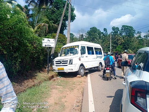 ಗದ್ದೆಹಳ್ಳದ ವಂದನಾಬಾರ್ ತಿರುವಿನಲ್ಲಿ ಸರಣಿ ಅಪಘಾತಗೊಂಡಿರುವುದು.
