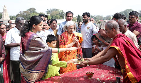 ಮೈಸೂರು ಅರಮನೆ ಆವರಣದಲ್ಲಿ ಭಾನುವಾರ ರಥ ಸಪ್ತಮಿ ಪೂಜೆಯಲ್ಲಿ ಮೈಸೂರು ರಾಜಮನೆತನದ ಪ್ರಮೋದಾದೇವಿ ಒಡೆಯರ್, ತ್ರಿಷಿಕಾ ಒಡೆಯರ್ ಹಾಗೂ ಮಕ್ಕಳು ಭಾಗವಹಿಸಿ ದೇವರಿಗೆ ಪೂಜೆ ಸಲ್ಲಿಸಿದರು.
