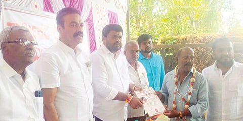 ಬಂಗಾರಪೇಟೆ ತಾಲೂಕು labour dayವಿನಾಯಕ ಕಟ್ಟಡ ಕಾರ್ಮಿಕರ ಸಂಘದಿಂದ ಹಮ್ಮಿಕೊಂಡಿದ್ದ ಕಾರ್ಮಿಕರ ದಿನಾಚರಣೆಯಲ್ಲಿ ಹೊಸರಾಯಪ್ಪ, ಮಾಜಿ ತಾಪಂ ಸದಸ್ಯರಾದ ಮಾರ್ಕಂಡೇಗೌಡ, ಎಚ್​.ಆರ್​ ಶ್ರೀನಿವಾಸ್​, ಇದ್ದರು.