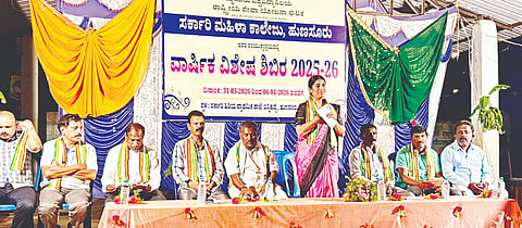ಬನ್ನಿಕುಪ್ಪೆ ಗ್ರಾಮದಲ್ಲಿ ಆಯೋಜಿಸಿದ್ದ ರಾಷ್ಟ್ರೀಯ ಸೇವಾ ಯೋಜನೆ ಶಿಬಿರದಲ್ಲಿ ರಾಜ್ಯ ಕಾಂಗ್ರೆಸ್ ಮಹಿಳಾ ಕಾರ್ಯದರ್ಶಿ ಡಿ.ಎಂ.ತ್ರಿವೇಣಿ ಮಾತನಾಡಿದರು. ತಾಲೂಕು ಪಂಚಾಯಿತಿ ಮಾಜಿ ಸದಸ್ಯ ಪ್ರಸನ್ನ ಕುಮಾರ್, ಪ್ರಗತಿಪರ ಕೃಷಿಕ ಚೆಲುವರಾಜ್, ಡಾ.ಕೆ.ಪಿ.ಪ್ರಸನ್ನ, ಸಹ ಶಿಬಿರಾಧಿಕಾರಿ ಎಂ.ಸಿ.ಲಕ್ಷ್ಮಯ್ಯ ಮತ್ತಿತರರಿದ್ದರು.