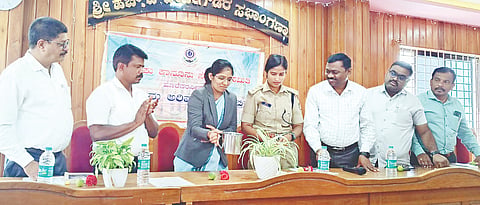 ಹೊಳೆನರಸೀಪ್ಟುದ ಪುರಸಭೆ ಸಭಾಂಗಣದಲ್ಲಿ ಆಯೋಜಿಸಿದ್ದ ಕಾರ್ಯಕ್ರಮವನ್ನು ಚೇತನಾ ಉದ್ಘಾಟಿಸಿದರು. ಶಾಲು, ಮುನಿರಾಜು,  ಶಿವಶಂಕರ್ ಇತರರು ಇದ್ದರು.