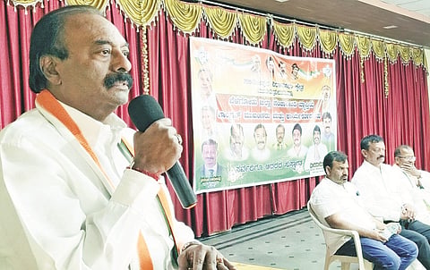 ಸಕಲೇಶಪುರ ತಾಲೂಕಿನ ಬಾಳುಪೇಟೆ ಗ್ರಾಮದಲ್ಲಿ ಆಯೋಜಿಸಿದ್ದ ಬೆಳಗೋಡು ಹೋಬಳಿ ಮಟ್ಟದ ಮುಖಂಡರು ಹಾಗೂ ಕಾರ್ಯಕರ್ತರ ಸಭೆಯಲ್ಲಿ ಸಂಪಂಗಿ ಮಾತನಾಡಿದರು.