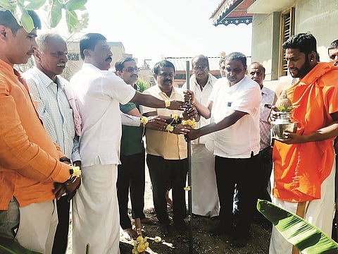 ನವಿಲೆ ಗ್ರಾಮದ ಲಕ್ಷ್ಮೀದೇವಿ ದೇಗುಲದ ಮುಂಭಾಗ  ರಸ್ತೆ ನಿರ್ಮಾಣ ಕಾಮಗಾರಿಗೆ ಶಾಸಕ ಸಿ.ಎನ್.ಬಾಲಕೃಷ್ಣ ಭೂಮಿಪೂಜೆ ನೆರವೇರಿಸಿದರು. ಪರಮೇಶ್, ಯೋಗೇಶ್, ವೆಂಕಟೇಶ್, ಎನ್.ಎಲ್.ನಾಗರಾಜ್, ಸಿದ್ದೇಶ್‌ಶಾಸ್ತ್ರಿಗಳು, ನಾಗಪ್ಪ, ಕುಮಾರಸ್ವಾಮಿ, ನಾಗೇಶ್, ಹರೀಶ್ ಇದ್ದರು.