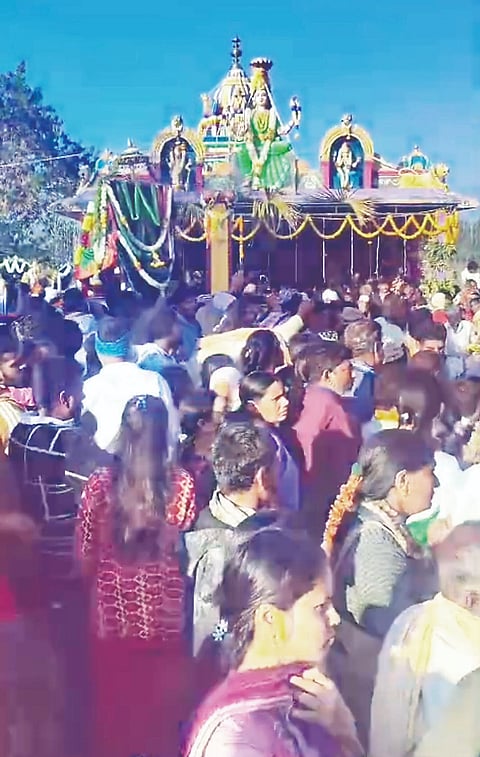 ಕಣತೂರು ಗ್ರಾಮದಲ್ಲಿ ದೇವಿರಮ್ಮ ಮತ್ತು ವೀರಭದ್ರೇಶ್ವರ ಸ್ವಾಮಿಯ ಜಾತ್ರಾ ಮಹೋತ್ಸವ ಅಂಗವಾಗಿ ದೇವರನ್ನು ವಿಶೇಷ ಅಲಂಕರಿಸಲಾಗಿತ್ತು.