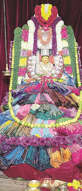 ಬೇಲೂರಿನ ದೇವಾಂಗ ಬೀದಿಯಲ್ಲಿರುವ ಚೌಡೇಶ್ವರಿ ಅಮ್ಮನವರನ್ನು 55 ಸೀರೆ ಹಾಗೂ ವಿವಿಧ ಪುಷ್ಪಗಳಿಂದ ಅಲಂಕರಿಸಿ ಪೂಜೆ ಸಲ್ಲಿಸಲಾಯಿತು.