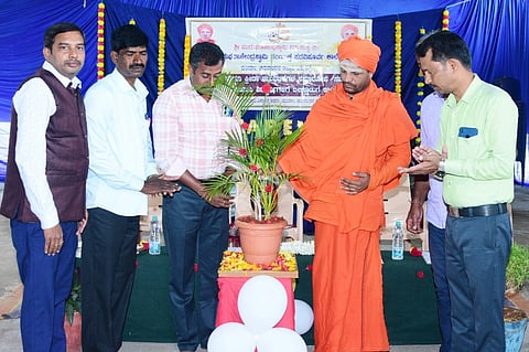 ಚಾಮರಾಜನಗರ ತಾಲೂಕಿನ ಮರಿಯಾಲ ಗ್ರಾಮದ ಶ್ರೀಮುರುಘರಾಜೇಂದ್ರಸ್ವಾಮಿ ಸಂಯುಕ್ತ ಪದವಿ ಪೂರ್ವ ಕಾಲೇಜಿನಲ್ಲಿ ಆಯೋಜಿಸಿದ್ದ ಕಾರ್ಯಕ್ರಮದಲ್ಲಿ ವಿದ್ಯಾರ್ಥಿಗಳಿಗೆ ಬಹುಮಾನ ವಿತರಿಸಲಾಯಿತು. ಶ್ರೀಇಮ್ಮಡಿ ಮುರುಘರಾಜೇಂದ್ರಸ್ವಾಮೀಜಿ, ಪಿ.ಮಹದೇವಸ್ವಾಮಿ, ಜಿ.ಕುಮಾರಸ್ವಾಮಿ, ಕೆ.ಜಿ ನಾಗೇದ್ರ, ಅಶೋಕ್ ಇನ್ನಿತರರಿದ್ದರು. 