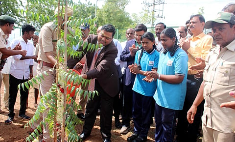 ಬಾಗಲಕೋಟೆ ನವನಗರದ ಸೆಕ್ಟರ್ ನಂಬರ್ ೭೦ರಲ್ಲಿ ಬಿಟಿಡಿಎ ಉದ್ಯಾನವನದಲ್ಲಿ ಪ್ರಧಾನ ಜಿಲ್ಲಾ ಮತ್ತು ಸತ್ರ ನ್ಯಾಯಾಽÃಶರಾದ ಮಾಸ್ಟರ ಆರ್.ಕೆ.ಜಿ.ಎಂ.ಎA ಮಹಾಸ್ವಾಮೀಜಿ ಅವರ ಸಸಿಗೆ ನೀರುಣಿಸುವ ಮೂಲಕ ಪರಿಸರ ದಿನಾಚರಣೆ ಕಾರ್ಯಕ್ರಮ ಉದ್ಘಾಟಿಸಿದರು. ಜಿಲ್ಲಾಽಕಾರಿ ಸಂಗಪ್ಪ , ಜಿಲ್ಲಾ ಕಾನೂನು ಸೇವಾ ಪ್ರಾಽಕಾರದ ಸದಸ್ಯ ಕಾರ್ಯದರ್ಶಿ ಚಂದ್ರಶೇಖರ ದಿಡ್ಡಿ ಮತ್ತಿತರರು ಇದ್ದರು.