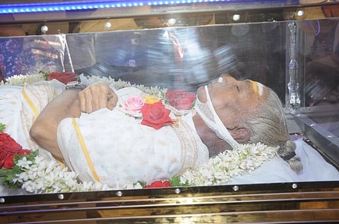 ಶ್ರೀಕೃಷ್ಣನ ವಿಗ್ರಹವನ್ನು ಕೈಯಲ್ಲಿ ಹಿಡಿಕೊಂಡಿರುವ ಜಾನಕಿ