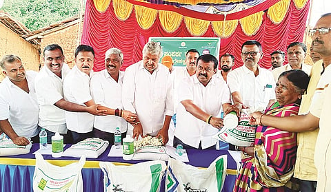 ಬಸವನಪುರ ಗ್ರಾಮದಲ್ಲಿ ಶಾಸಕ ಸಿ.ಎನ್.ಬಾಲಕೃಷ್ಣ ರೈತರಿಗೆ ರಾಗಿ ಮತ್ತು  ಕೃಷಿ ಪರಿಕರ ವಿತರಿಸಿದರು. ದಿನೇಶ್, ದೊರೆಸ್ವಾಮಿ, ಪುಟ್ಟಸ್ವಾಮಿ, ಸ್ವಾಮಿ, ಸುರೇಶ್, ವಿಜಯಕುಮಾರ್, ಪ್ರಕಾಶ್ ಇದ್ದರು. 