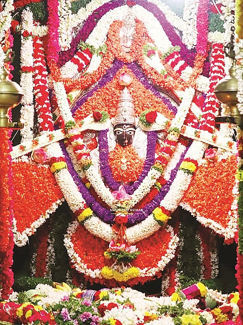 ಕನಕಾಂಬರ ಹೂವಿನ ಸೀರೆ ಅಲಂಕಾರದಿಂದ ಕಂಗೊಳಿಸುತ್ತಿರುವ ಶ್ರೀ ತ್ರಿಪುರ ಸುಂದರಿ.