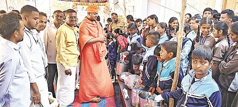 ಶ್ರವಣಬೆಳಗೊಳದ  ಅಂಬಿಕಾ ಶಾಲೆಯಲ್ಲಿ ಆಯೋಜಿಸಿದ್ದ ಮಕ್ಕಳ ಸಂತೆ ಹಾಗೂ ಆಹಾರಮೇಳ ಕಾರ್ಯಕ್ರಮದಲ್ಲಿ ಸ್ವಸ್ತಿಶ್ರೀ ಚಾರುಕೀರ್ತಿ ಭಟ್ಟಾರಕ ಪಟ್ಟಾಚಾರ್ಯ ಸ್ವಾಮೀಜಿ ಮಕ್ಕಳೊಂದಿಗೆ ಚರ್ಚಿಸಿದರು.