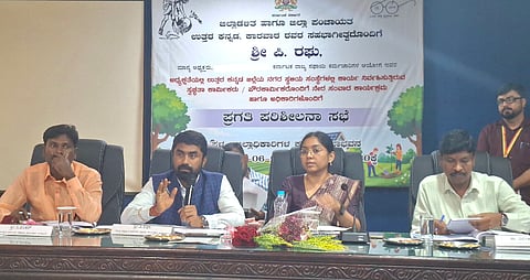 ಸಫಾಯಿ ಕರ್ಮಚಾರಿ ಆಯೋಗದ ಅಧ್ಯಕ್ಷ ರಘು ಅವರು ಸಭೆ ನಡೆಸಿದರು. 