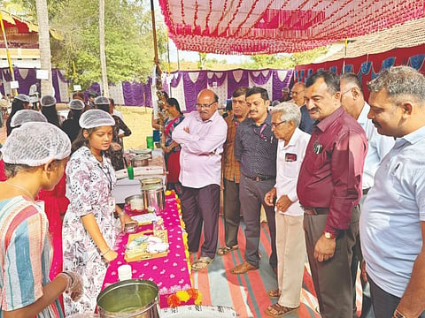ಹೆಗ್ಗೋಡಿನ ರೂಪಶ್ರೀ ಕಾಲೇಜಿನಲ್ಲಿ ಆಯೋಜಿಸಿದ್ದ ಆಹಾರ ಮೇಳದ ಮಳಿಗೆಗಳನ್ನು ಗಣ್ಯರು ವೀಸಿದರು. ಗಣೇಶ್​, ಕೇಶವ ಸಂಪೆಕೈ, ಶ್ರೀಕಾಂತ್​, ನಾಗರಾಜ್​ ಸಭಾಹಿತ್​, ಸತ್ಯನಾರಾಯಣ ಬಾಗಿ ಇದ್ದರು.