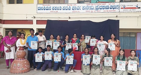 ಚನ್ನಪಟ್ಟಣದ ಬಾಲಕಿಯರ ಪ್ರೌಢಶಾಲೆ ವಿದ್ಯಾರ್ಥಿಗಳಿಗೆ ವಿದ್ಯಾರ್ಥಿ ಮಿತ್ರ ವಿತರಣೆ ಮಾಡಿದ ಶಾಂತಾ ರಾಮಸ್ವಾಮಿ ಮತ್ತು ಇತರರು,