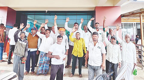 ಆಲೂರು ತಾಲೂಕಿನ ಹುಣಸುವಳ್ಳಿ ಗ್ರಾಮ ಪಂಚಾಯಿತಿ ಅಗಸರಹಟ್ಟಿ ಗ್ರಾಮದಲ್ಲಿ ಒತ್ತುವರಿಯಾಗಿರುವ ರಸ್ತೆ ತೆರವುಗೊಳಿಸಲು ಒತ್ತಾಯಿಸಿ ಪಟ್ಟಣದ ಮಿನಿ ವಿಧಾನಸೌಧ ಪ್ರತಿಭಟನೆ ನಡೆಸಲಾಯಿತು. ಕಾಂತರಾಜು, ಕಾಂಗ್ರೆಸ್ ಮುಖಂಡ ಶಾಂತಕೃಷ್ಣ, ಛಲವಾದಿ ಮಹಾಸಭಾದ ಗೌರವಾಧ್ಯಕ್ಷ ಎ.ಟಿ.ಮಲ್ಲೇಶ್, ಗ್ರಾಮಸ್ಥರಾದ ವೆಂಕಟರಾಮೇಗೌಡ, ಜಯಣ್ಣ, ಪುಟ್ಟಸ್ವಾಮಿ, ನಾಗರಾಜು, ತಿಮ್ಮೇಗೌಡ, ಗುರುಸ್ವಾಮಿ, ದಿನೇಶ್, ಕಾಂತರಾಜು, ಜಗದೀಶ್, ಹೊನ್ನೇಗೌಡ, ಯೋಗೇಶ್, ವೆಂಕಟೇಗೌಡ ಇತರರು ಇದ್ದರು.
