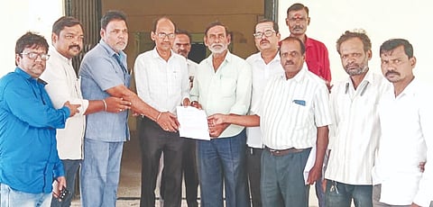 ರಜಪೂತ ಅಭಿವೃದ್ಧಿ ಮಂಡಳಿ ಸ್ಥಾಪನೆ ಮಾಡಬೇಕು ಎಂದು ಆಗ್ರಹಿಸಿ ಶಹಾಬಾದ್​ ರಜಪೂತ ಸಮಾಜ ವಿಕಾಸ ಸೇವಾ ಟ್ರಸ್ಟ್​ನಿಂದ ಗ್ರೇಡ್​-2 ತಹಸೀಲ್ದಾರ್​ಗೆ ಮನವಿಪತ್ರ ಸಲ್ಲಿಸಲಾಯಿತು. ವಿಜಯಸಿಂಗ್​ ಠಾಕೂರ್​, ತುಳಜಾರಾಮಸಿಂಗ್​ ಠಾಕೂರ್​, ರತನ್​ಕುಮಾರ ತಿವಾರಿ ಇತರರಿದ್ದರು.