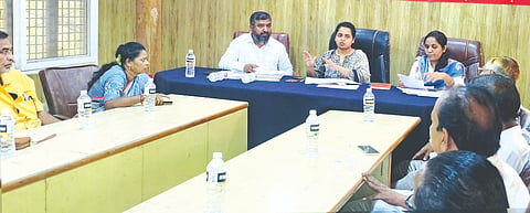 ಶಹಾಬಾದ್​ ನಗರಸಭೆ ಕಚೇರಿಯಲ್ಲಿ ಶನಿವಾರ ಹಮ್ಮಿಕೊಂಡಿದ್ದ ಎಸ್​ಐಆರ್​ ಸಭೆಯಲ್ಲಿ ಎಸಿ ಸಾಹಿತ್ಯಾ ಆಲದಕಟ್ಟಿ ಮಾತನಾಡಿದರು. ನೀಲಪ್ರಭ ಬಬಲಾದ, ಫಕ್ರೋದ್ದಿನ್​ ಸಾಬ್​ ಇತರರಿದ್ದರು. 