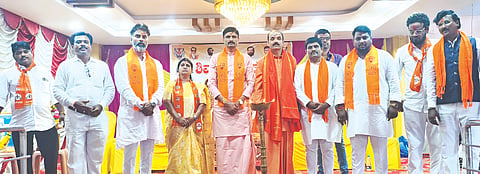 ಶಹಾಬಾದ್​ನಲ್ಲಿ ಹಮ್ಮಿಕೊಂಡಿದ್ದ ಶಿವಸೇನಾ ತಾಲೂಕು ಟಕದ ಪದಾಧಿಕಾರಿಗಳ ಪದಗ್ರಹಣ ಸಮಾರಂಭವನ್ನು ರಾಜ್ಯಧ್ಯಕ್ಷರಾದ ಶ್ರೀ ಸಿದ್ಧಲಿಂಗ ಸ್ವಾಮೀಜಿ ಉದ್ಘಾಟಿಸಿದರು. ಶಂಕ್ರಯ್ಯ ಸ್ವಾಮಿ, ದಶರಥ ದೇಸಾಯಿ, ಉಷಾ ಭಗತ್​, ಗುರುಶಾಂತ ಟೆಂಗಳಿ, ಸಿದ್ದು ಹಿರೇಮಠ ಇತರರಿದ್ದರು. 