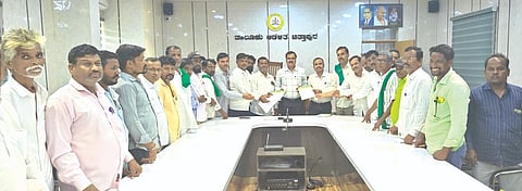 ದಿಗ್ಗಾಂವ್​, ಮೊಗಲಾ ಗ್ರಾಪಂ ವ್ಯಾಪ್ತಿಗಳ ರೈತರಿಗೆ ಬೆಳೆ ವಿಮೆ ಪರಿಹಾರ ವಿತರಣೆಯಲ್ಲಿ ಅನ್ಯಾಯವಾಗಿದ್ದು, ಕೂಡಲೇ ಸರಿಪಡಿಸಬೇಕು ಎಂದು ಒತ್ತಾಯಿಸಿ ಕರ್ನಾಟಕ ರಾಜ್ಯ ರೈತ ಸಂ ಹಾಗೂ ಹಸಿರು ಸೇನೆ ಕಾರ್ಯಕರ್ತರು ಚಿತ್ತಾಪುರದಲ್ಲಿ ತಹಸೀಲ್ದಾರ್​ಗೆ ಶುಕ್ರವಾರ ಮನವಿಪತ್ರ ಸಲ್ಲಿಸಿದರು. ಶಾಮರಾಯ ಸಂಗಾವಿ, ಶ್ರೀಶೈಲ್​ ಪಾಟೀಲ್​, ಆಯಿಲ್​ರೆಡ್ಡಿ ಪಾಟೀಲ್​ ಯರಗಲ್​, ಅರ್ಜುನ ಸಾಲಹಳ್ಳಿ, ಬಸವರಾಜ ಬಿರಾದಾರ ಇತರರಿದ್ದರು.
