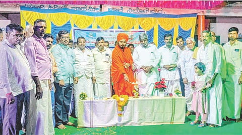 ಅಳವಂಡಿ ಸಮೀಪದ ನಿಲೋಗಿಪುರ ಗ್ರಾಮದ ಸಹಿಪ್ರಾ ಶಾಲೆಯಲ್ಲಿ ಹಮ್ಮಿಕೊಂಡಿದ್ದ ವಾರ್ಷಿಕ ಸ್ನೇಹ ಸಮ್ಮೇಳನ, ಪ್ರತಿಭಾ ಪುರಸ್ಕಾರ ಕಾರ್ಯಕ್ರಮವನ್ನು ಶ್ರೀ ಮರುಳಾರಾಧ್ಯ ಶಿವಾಚಾರ್ಯರು ಉದ್ಘಾಟಿಸಿದರು. ಎಸ್ಡಿಎಂಸಿ ಅಧ್ಯಕ್ಷ ಹನುಮಪ್ಪ ನಿಂಗಾಪೂರ, ಮುಖ್ಯಶಿಕ್ಷಕ ಗುರುರಾಜ ಪಾಟೀಲ್ ಇತರರಿದ್ದರು.