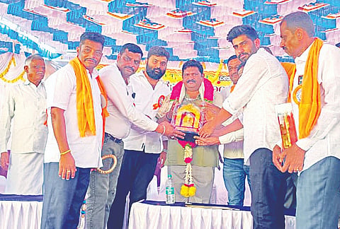 ಹನಗೋಡು ಹೋಬಳಿಯ ಕಾಮಗೌಡನಹಳ್ಳಿಯಲ್ಲಿ ನೂತನವಾಗಿ ನಿರ್ಮಾಣಗೊಂಡಿರುವ ಬಸವ ಭವನವನ್ನು ಮಾಜಿ ಶಾಸಕ ಎಚ್.ಪಿ. ಮಂಜುನಾಥ್ ಉದ್ಘಾಟಿಸಿದರು. ಡಾ. ವೃಷಭೇಂದ್ರಸ್ವಾಮಿ, ಡಾ.ಎಚ್.ವಿ. ಕಾರ್ತಿಕ್, ಕೆ.ಇ. ಈಶ್ವರ್ ಇದ್ದರು.