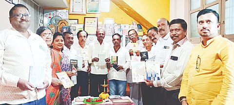 ಹೊಳೆನರಸೀಪುರದ ಹಿರಿಯ ಲೇಖಕರ ಬಾಗಿವಾಳು ರಾಮಸ್ವಾಮಿ ಸುಬ್ಬರಾಯ (ಬಾರಾಸು) ಅವರ ನಿವಾಸದಲ್ಲಿ ಪುಸ್ತಕ ಪ್ರಾಧಿಕಾರದಿಂದ ಮನೆಗೊಂದು ಗ್ರಂಥಾಲಯ ಜಾಗೃತಿ ಅನುಷ್ಠಾನ ಕಾರ್ಯಕ್ರಮಆಯೋಜಿಸಲಾಗಿತ್ತು. ಡಾ. ಕುಶಾಲ್ ಬರಗೂರ್, ಕುಮಾರಯ್ಯ, ನಾಗರಾಜು ಬಾರಸುಬ್ಬರಾಯ ಇಂದಿರಾ ಇತರರು ಇದ್ದರು.