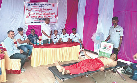 ಬಾದಾಮಿಯಲ್ಲಿ ಎಸ್‌ಬಿಐ ವತಿಯಿಂದ ನಡೆದ ಸ್ವಯಂಪ್ರೇರಿತ ರಕ್ತದಾನ ಶಿಬಿರದಲ್ಲಿ ನಿವತ್ತ ಪ್ರಾಚಾರ್ಯ ಜಿ.ಬಿ. ಶೀಲವಂತರ ಮಾತನಾಡಿದರು. ಎಸ್‌ಬಿಐ ಶಾಖಾ ವ್ಯವಸ್ಥಾಪಕ ಶಂಭುಕುಮಾರ ಸಾಹು, ಎಂ.ಎಸ್. ಹಿರೇಮಠ, ಶೇಷಗಿರಿರಾವ್ ಕಾರಕೂನ್ ಇತರರಿದ್ದರು.
