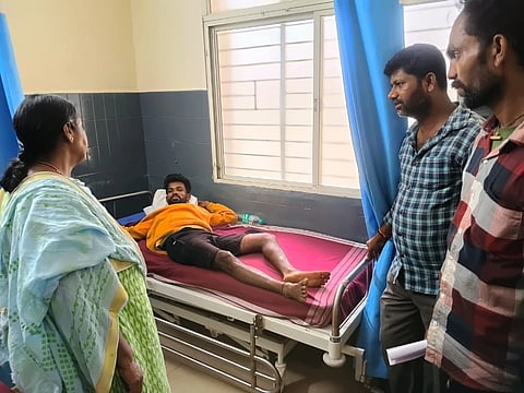 ಕರಡಿ ದಾಳಿಯಿಂದ ಚಿಕಿತ್ಸೆ ಪಡೆಯುತ್ತಿರುವ ರೈತ