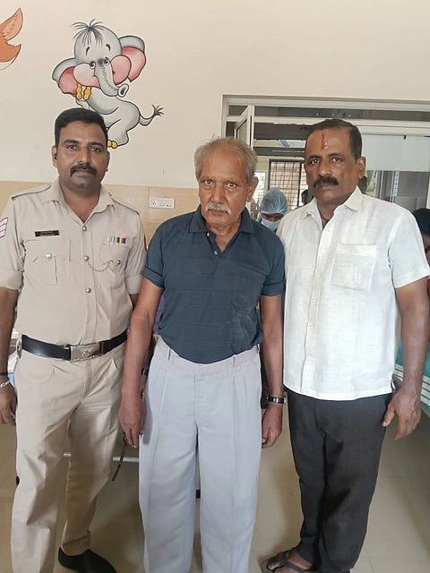 ಉಡುಪಿಯ ಕಾಪು ಬಳಿ ರೈಲ್ವೆ ಹಳಿಯಲ್ಲಿ ಅಸಹಾಯಕರಾಗಿದ್ದ ನಿವೃತ್ತ ಲೆಫ್ಟಿನೆಂಟ್​ ಕಮಾಂಡರ್​ನನ್ನು ವಿಶು ಶೆಟ್ಟಿ ರಕ್ಷಿಸಿ ಉಡುಪಿ ಜಿಲ್ಲಾಸ್ಪತ್ರೆಗೆ ದಾಖಲಿಸಿದರು. ಪೊಲೀಸ್​ ಸಿಬ್ಬಂದಿ ಮಂಜುನಾಥ್​ ಶೆಟ್ಟಿ ಇದ್ದರು.