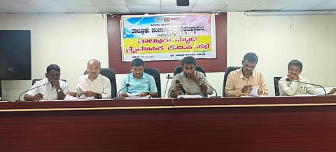 ದೊಡ್ಡಬಳ್ಳಾಪುರದ ತಾಲ್ಲೂು ಪಂಚಾಯಿತಿ ಸಭಾಂಗಣದಲ್ಲಿ ಶಾಸಕ ಧೀರಜ್​ ಮುನಿರಾಜು ಅಧ್ಯಕ್ಷತೆಯಲ್ಲಿ ಕೆಡಿಪಿ ಸಭೆ ನಡೆಯಿತು. ತಹಸೀಲ್ದಾರ್​ ಮಲ್ಲಪ್ಪ, ಗ್ಯಾರಂಟಿ ಯೋಜನಾ ಪ್ರಾಧಿಕಾರ ಅಧ್ಯಕ್ಷ ವಿಶ್ವನಾಥ, ತಾಪಂಇಒ ಮಂಜುನಾಥ ಹರ್ತಿ, ಬಿಇಒ ಶಂಕರಯ್ಯ, ಸಮಾಜ ಕಲ್ಯಾಣ ಇಲಾಖೆ ಉಪನಿರ್ದೇಶಕ ಶ್ರೀಧರ್​, ಪೌರಾಯುಕ್ತ ಕಾರ್ತಿಕೇಶ್ವರ ಇತರರು ಇದ್ದರು. 